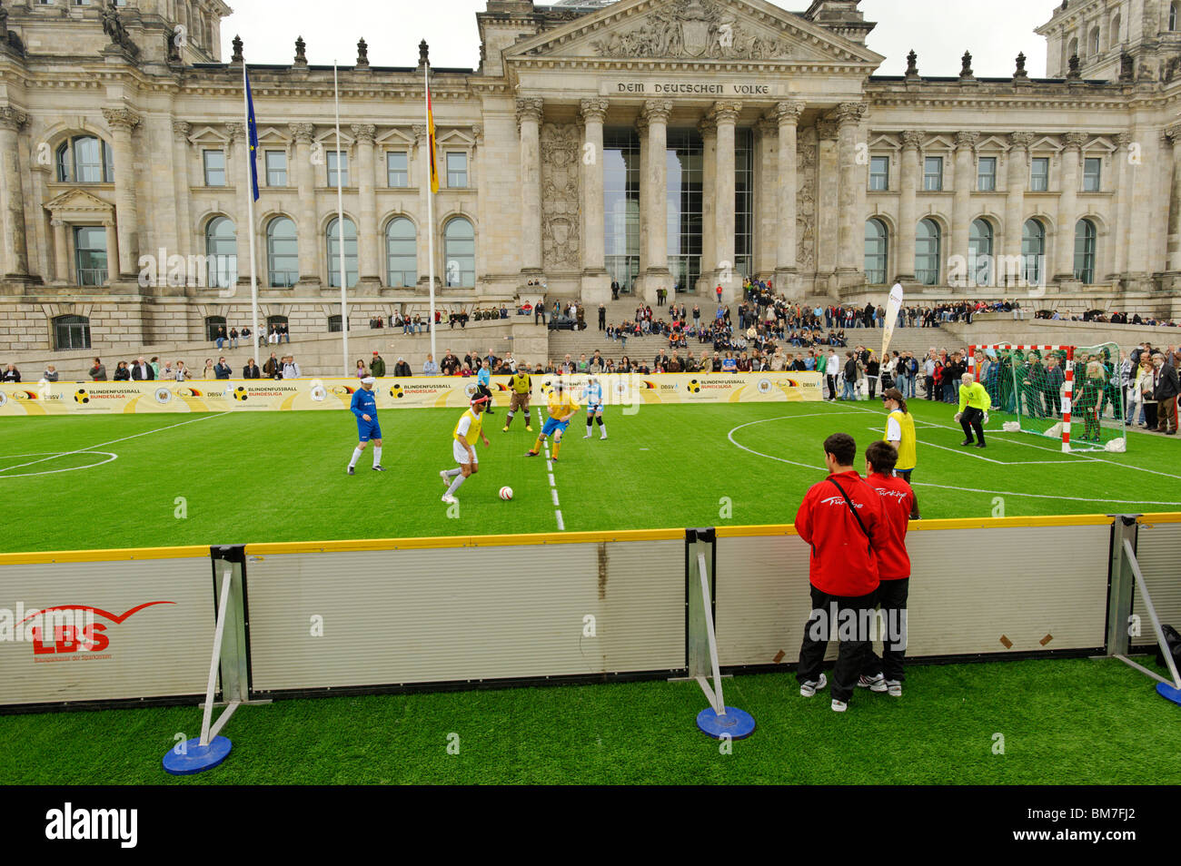 Primo incontro internazionale della tedesca cieco squadra calcistica al di fuori dell'Edificio del Reichstag di Berlino, Germania Foto Stock