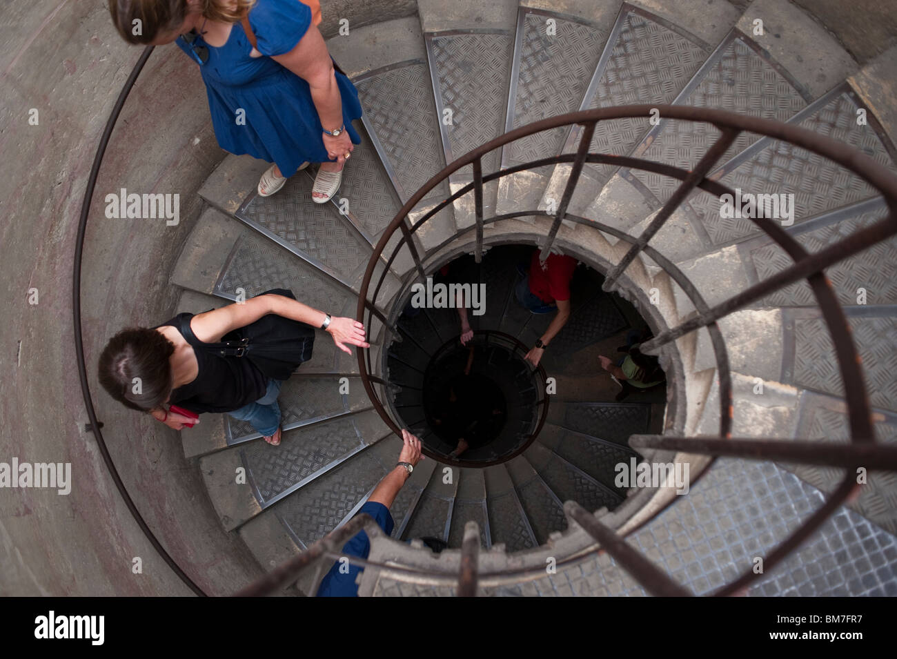 Scala a chiocciola, all'interno dell'Arco di Trionfo, Monumenti francesi, Parigi, Francia, scale persone a piedi Foto Stock