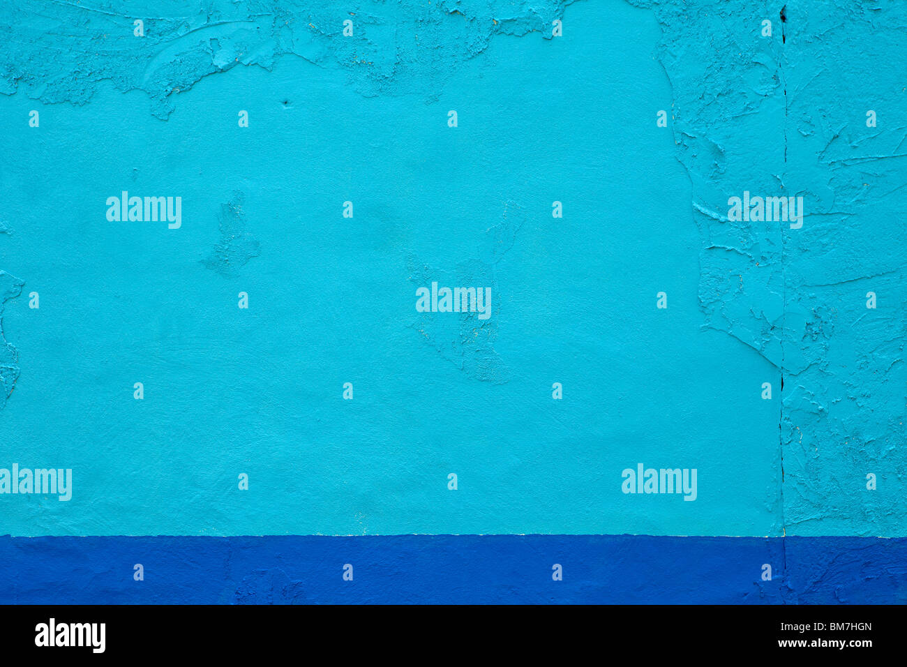 Un colorato luminosamente parete blu Foto Stock