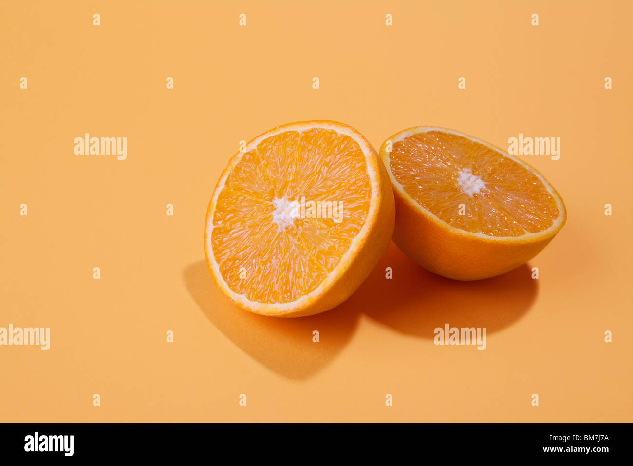 Due metà di un'arancia Foto Stock