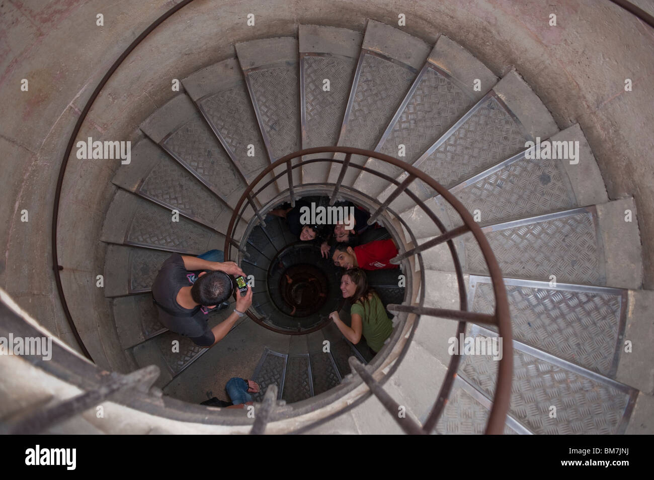Angolo alto, scalinata a spirale, piccoli gruppi di persone, posa per le foto, all'interno dell'Arco di Trionfo, monumenti francesi, Parigi, Francia, arrampicata sulle scale interne Foto Stock
