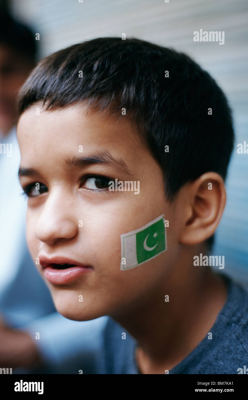 Ragazzo con il Pakistan bandiera dipinta sulla sua guancia. Lahore, Pakistan Foto Stock