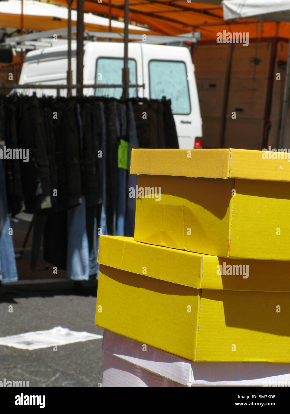 Le scatole di scarpe sul mercato di strada all'aperto di stallo in sun Foto Stock