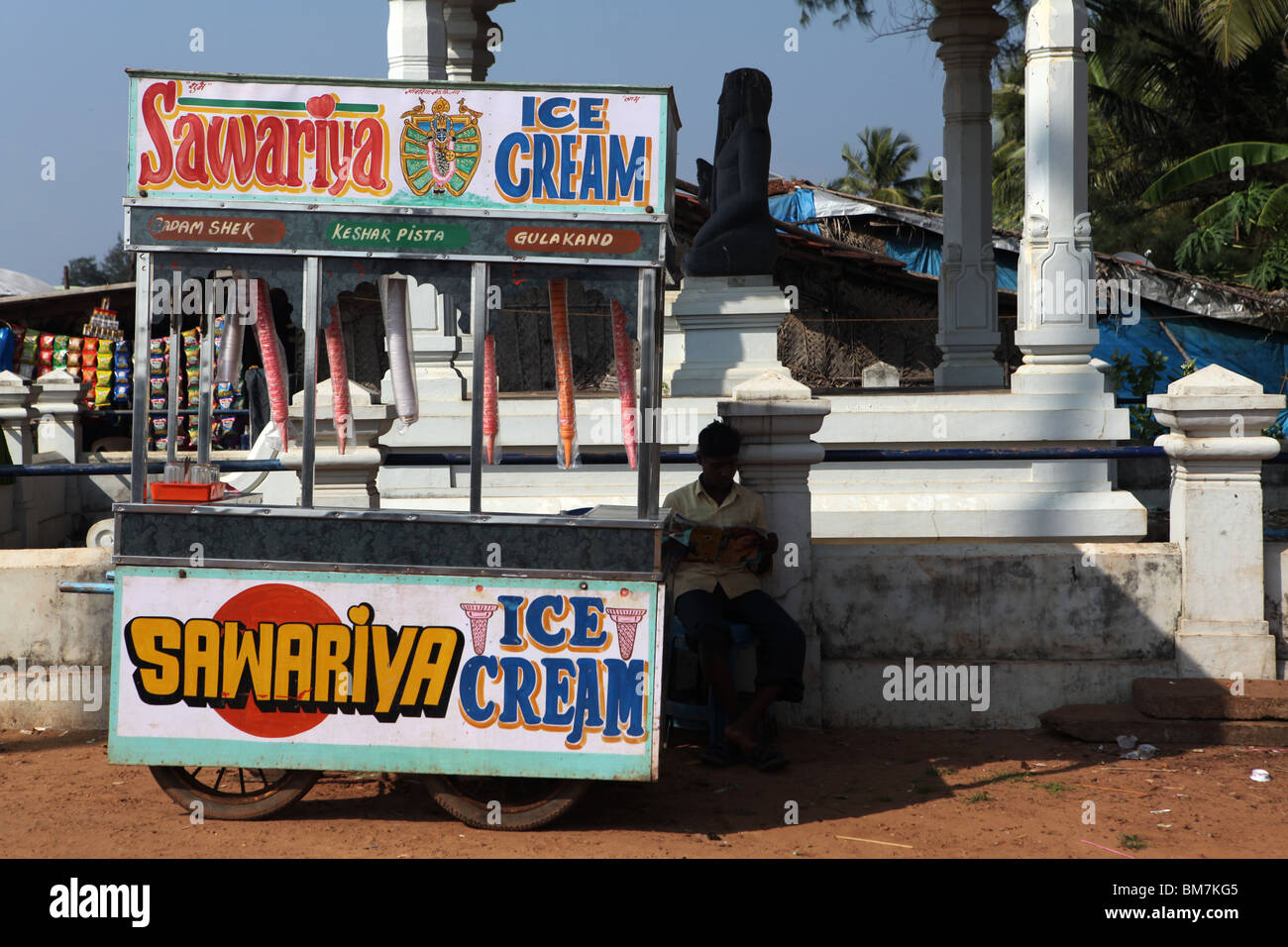 Un gelato stallo nella santa città di pellegrinaggio di Gokarna in Karnataka, India. Foto Stock