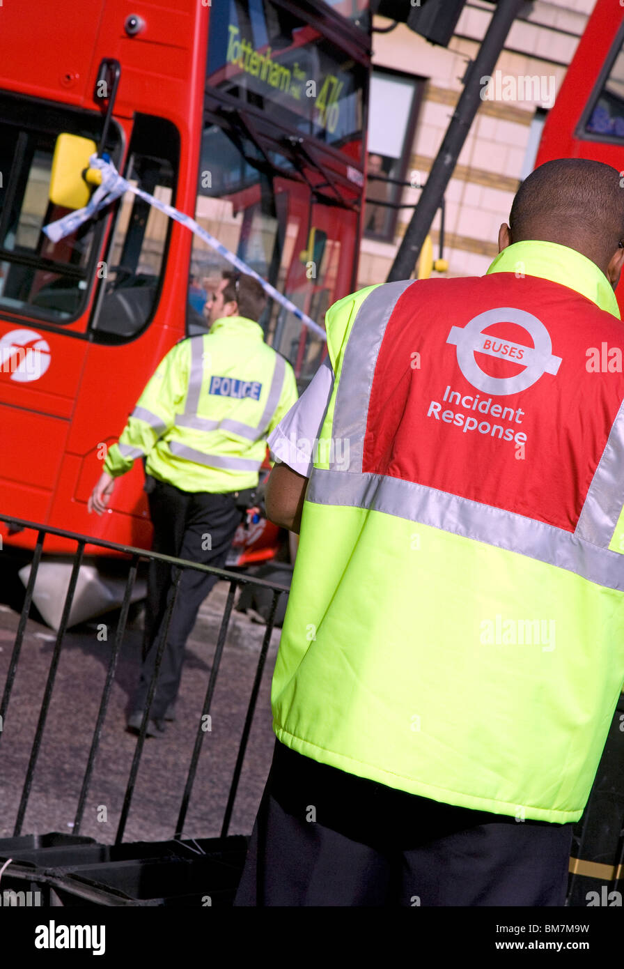 TFL personale e la polizia a scena del bus crash, Londra Foto Stock