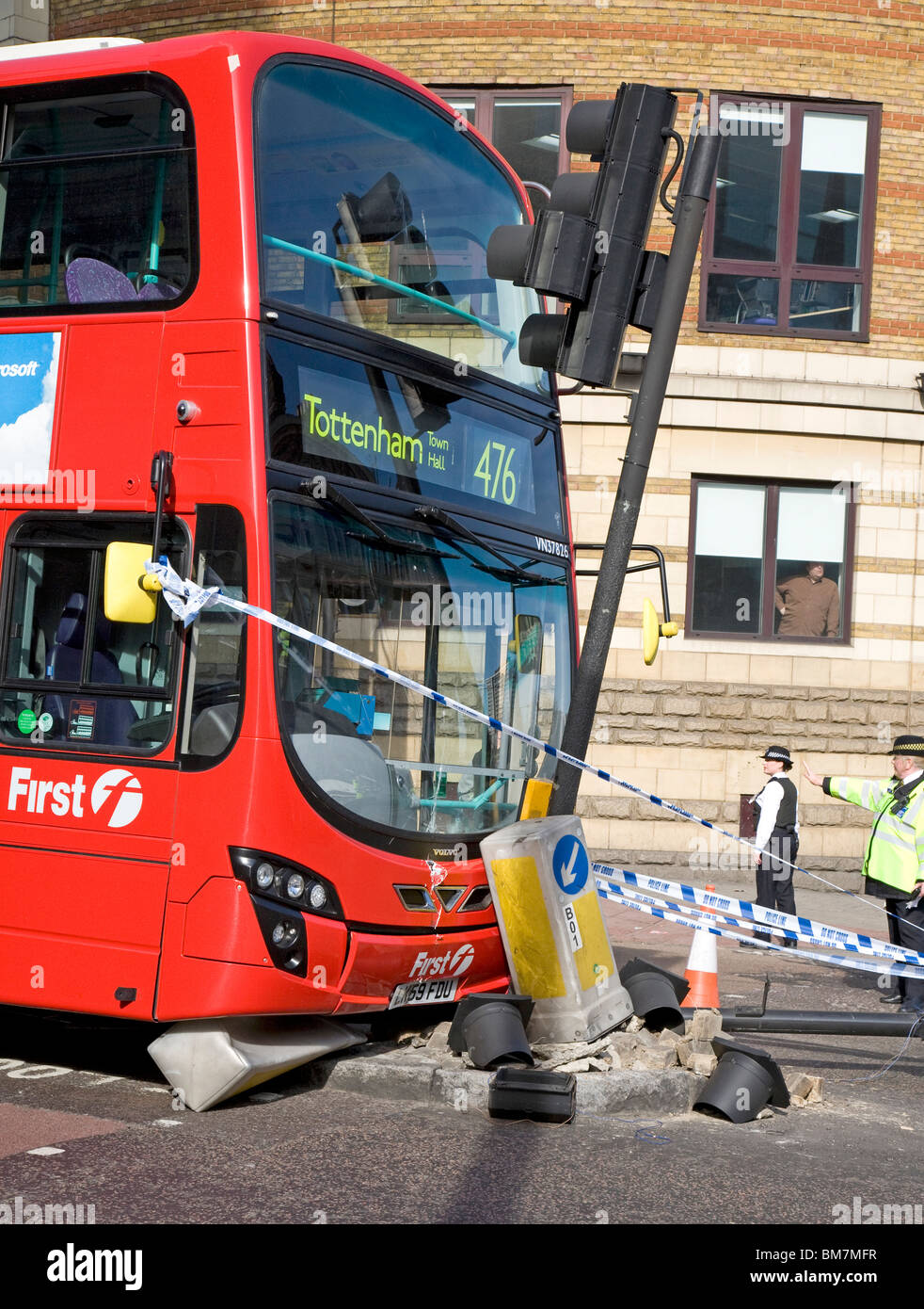 Polizia a scena del bus crash, Londra Foto Stock