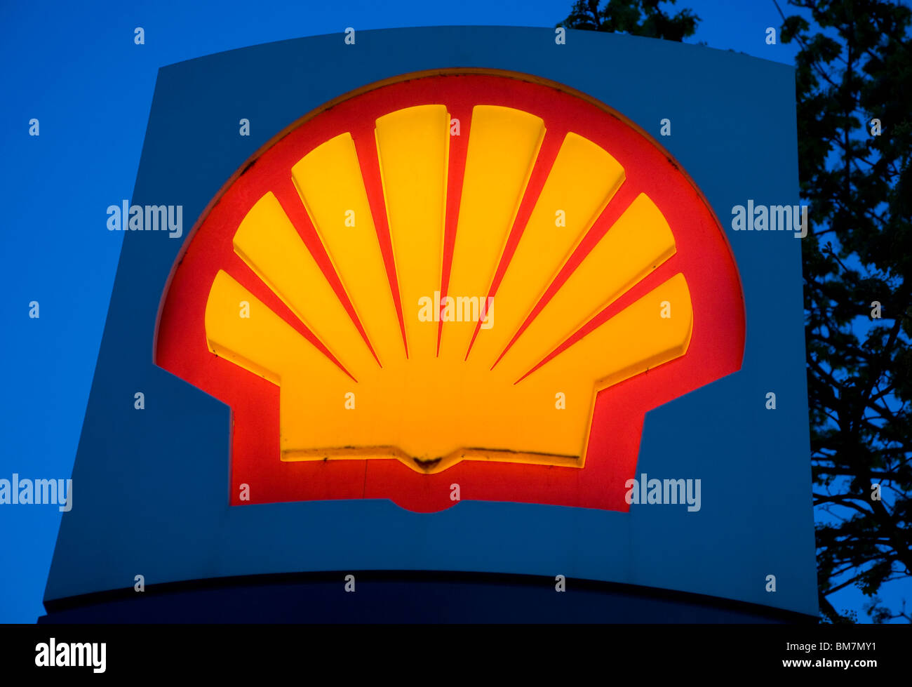 Segno sul distributore di benzina Shell, Londra Foto Stock