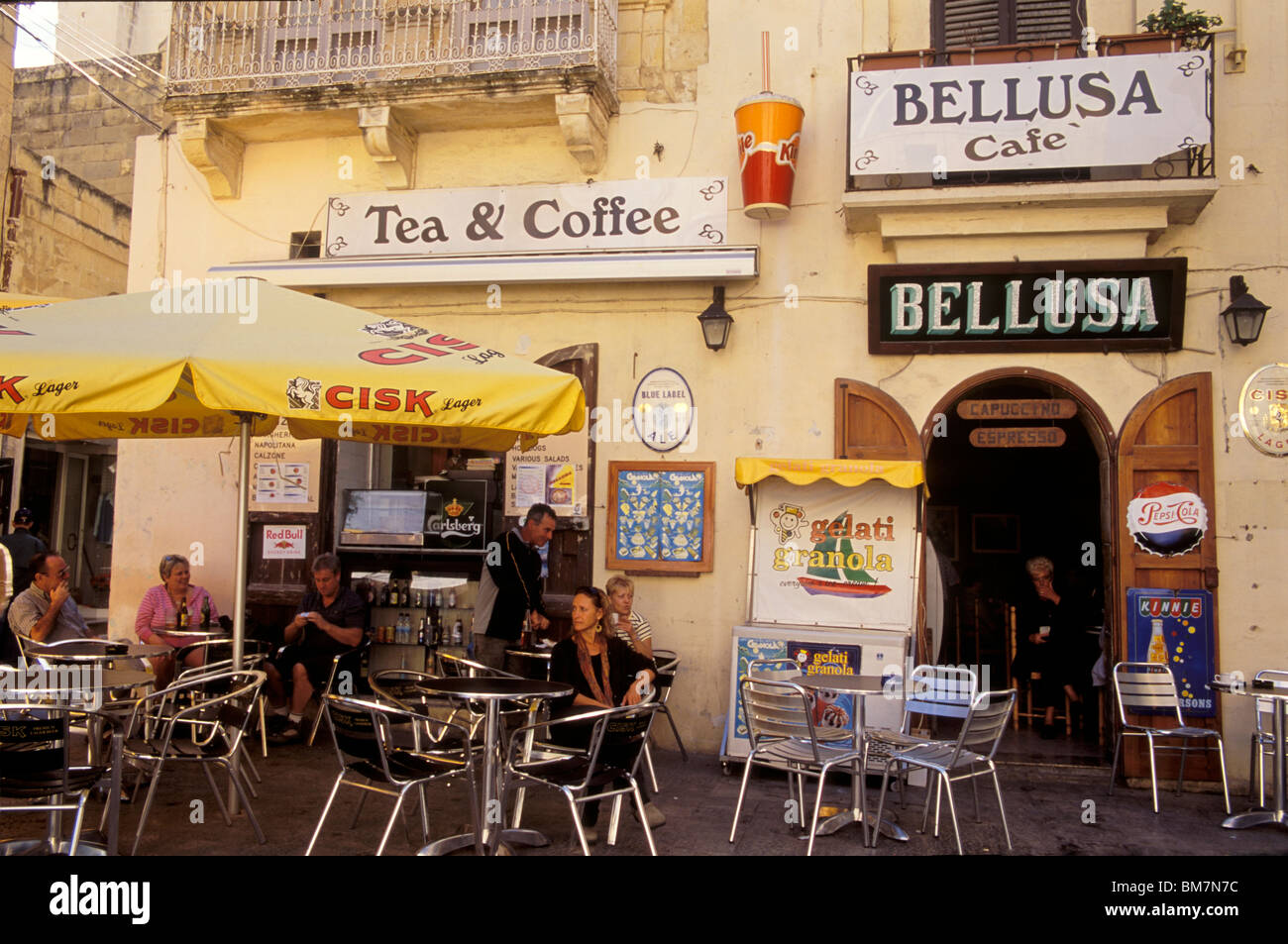 Malta, persone bere all'aperto presso Bellusa Cafe, nella parte vecchia di Rabat, Gozo. Foto Stock