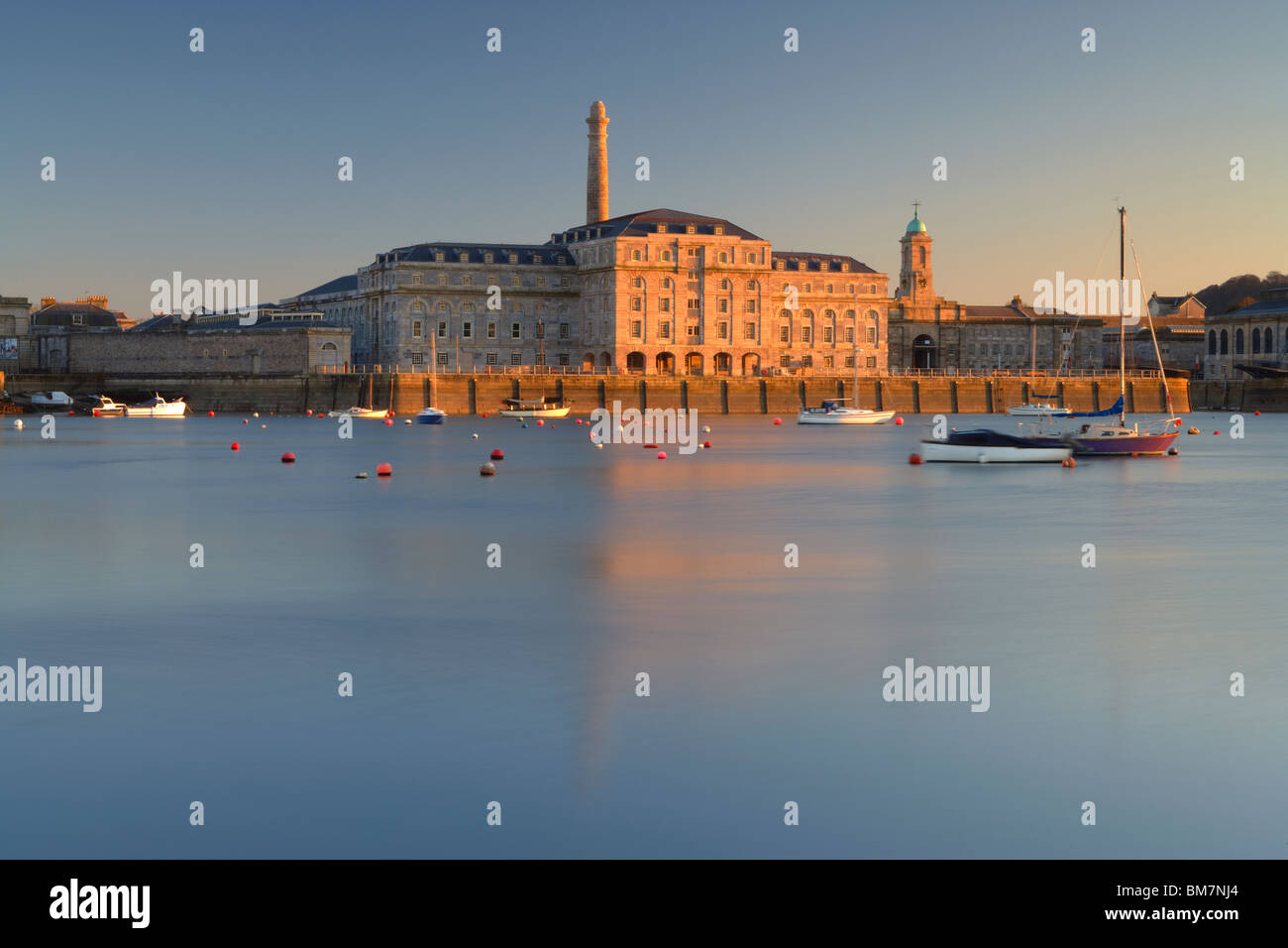 Royal William Yard cattura l'ultima luce sulla costa a Plymouth Devon UK Foto Stock