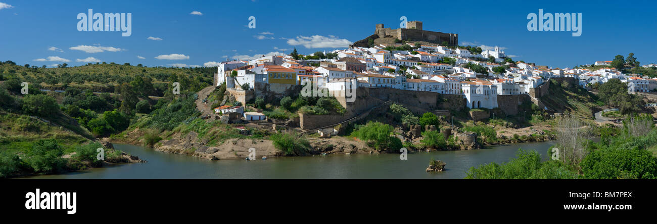 Portogallo Alentejo, Mértola town, il castello e il fiume Guadiana Foto Stock