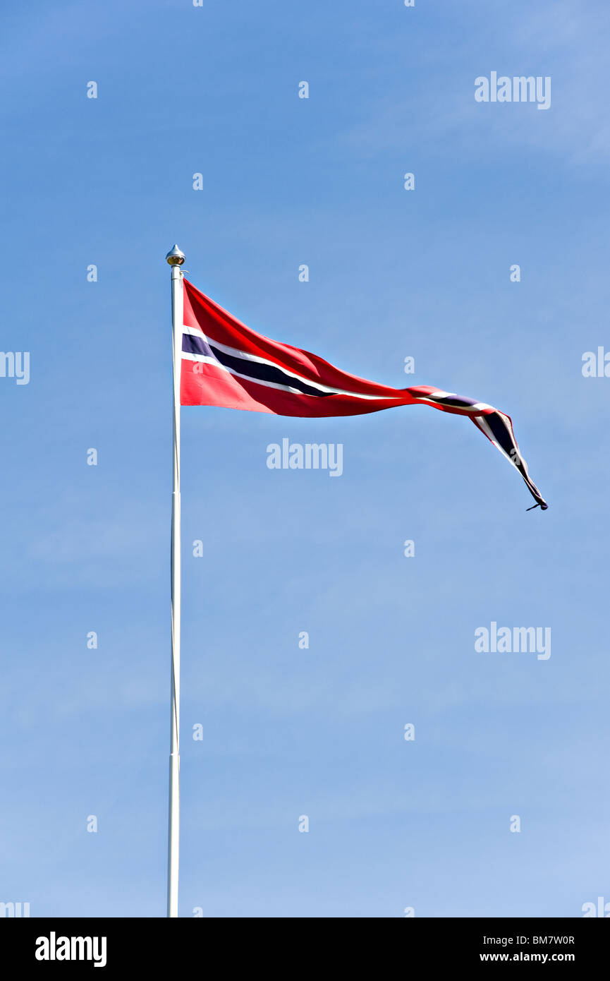 Un norvegese Vimple [Pennant], stretta e lunga battenti bandiera dal pennone nel cielo blu chiaro a Bergen in Norvegia Foto Stock
