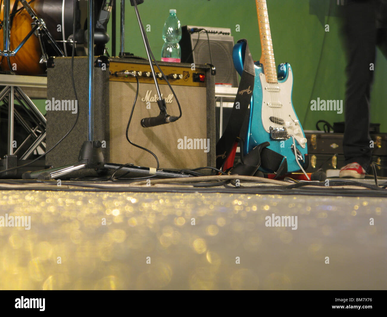 Dettaglio della banda musicale di attrezzatura sul palco al concerto di  notte Foto stock - Alamy