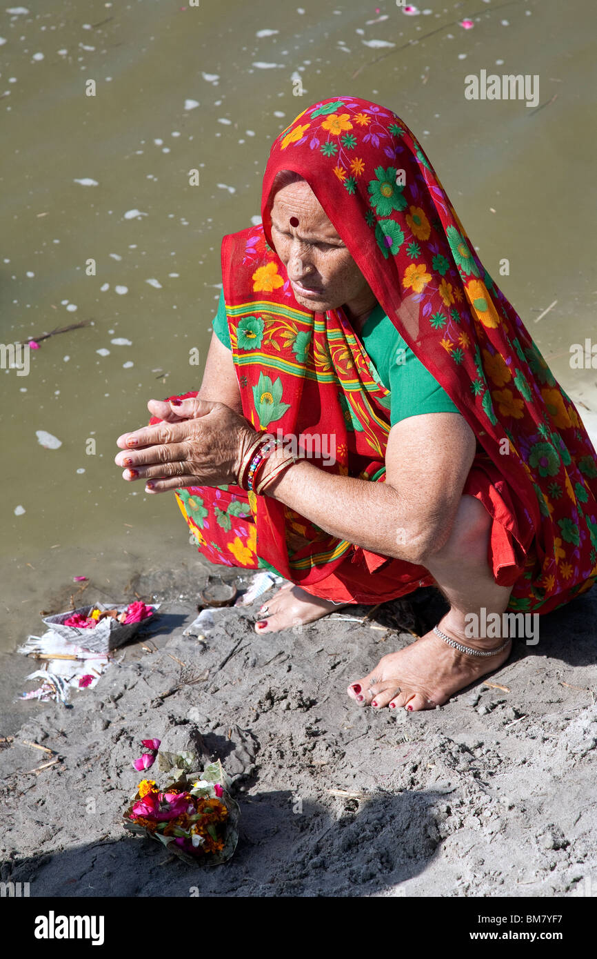Donna fare il rituale puja. Fiume Gange. Di Allahabad. India Foto Stock