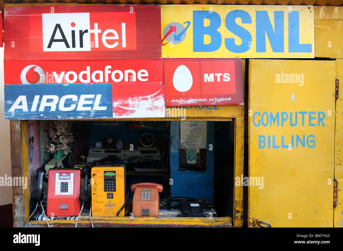 Un telefono pubblico shop nella santa città di pellegrinaggio di Gokarna, Karnataka in India. Foto Stock