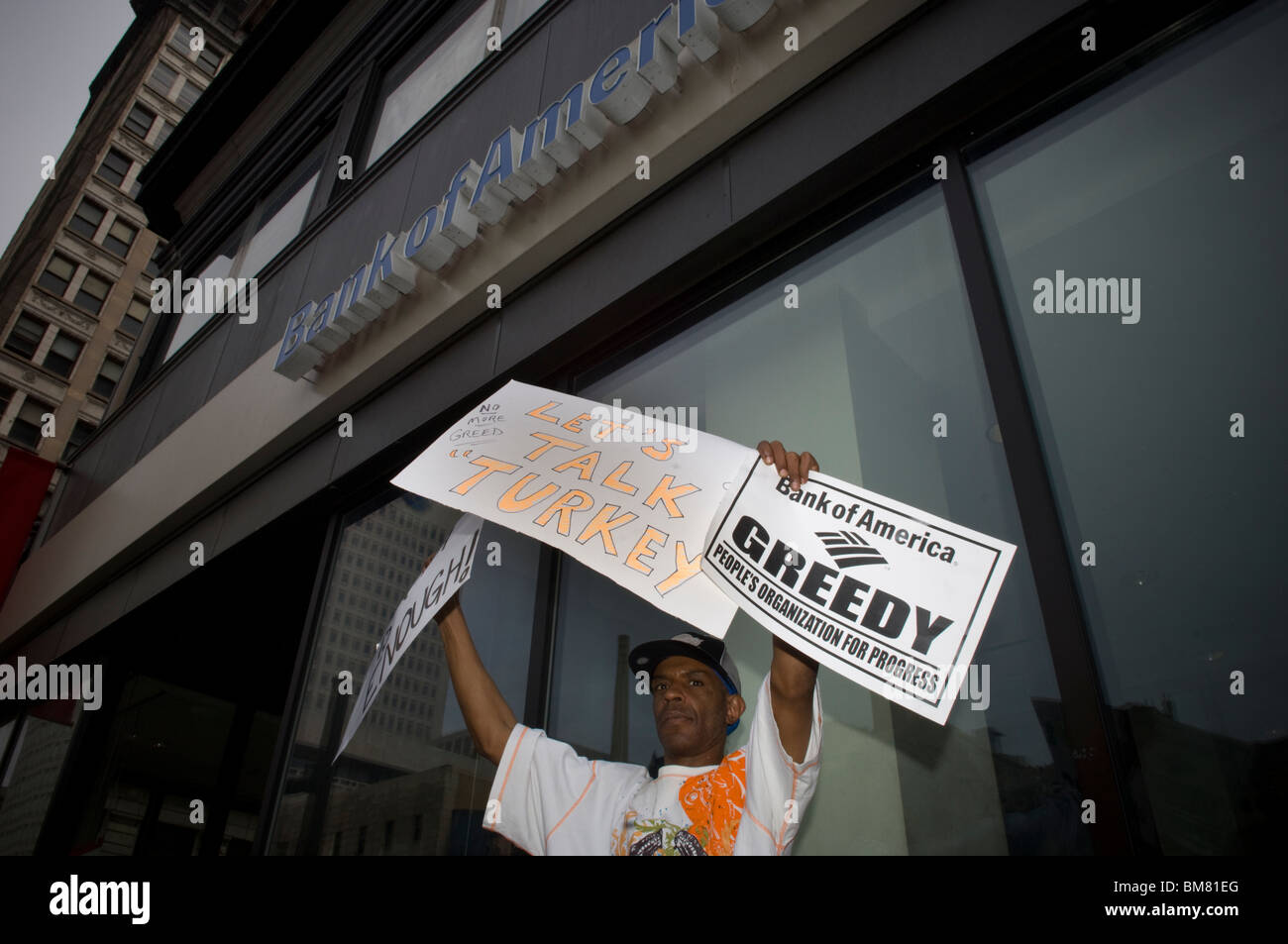 Membri del New Jersey gruppi comunitari di rally e marzo a Newark, New Jersey contro bank pignoramenti Foto Stock