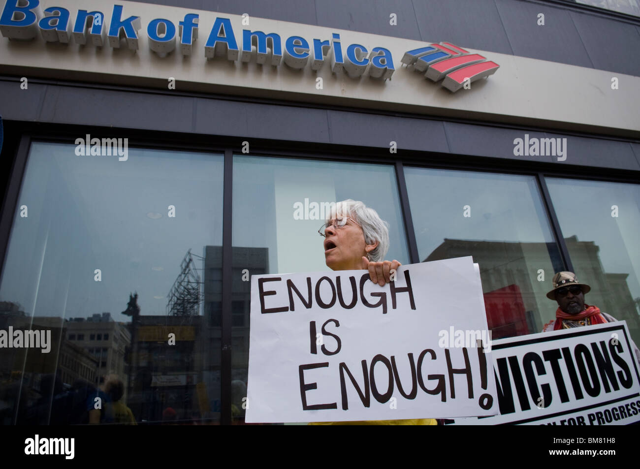 Membri del New Jersey gruppi comunitari di rally e marzo a Newark, New Jersey contro bank pignoramenti Foto Stock
