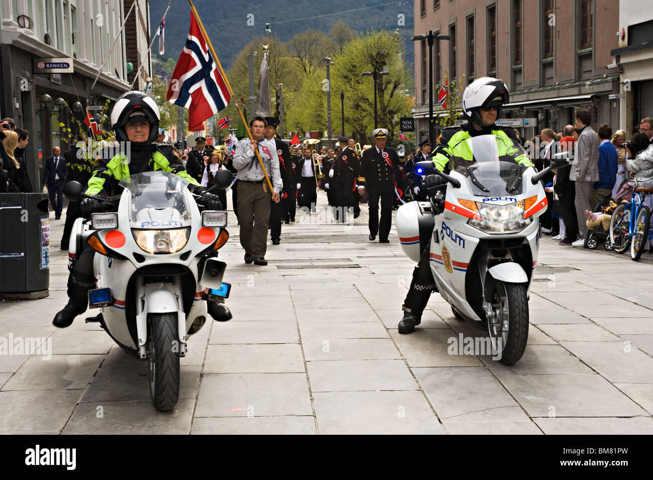 La polizia norvegese motocicli portano il tradizionale 17 maggio Giorno Di Indipendenza Parade di Bergen in Norvegia Foto Stock