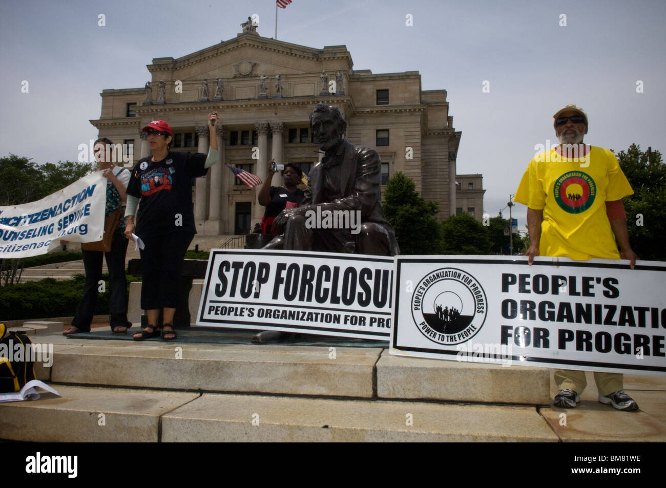 Membri del New Jersey gruppi comunitari di rally e marzo a Newark, New Jersey contro bank pignoramenti Foto Stock