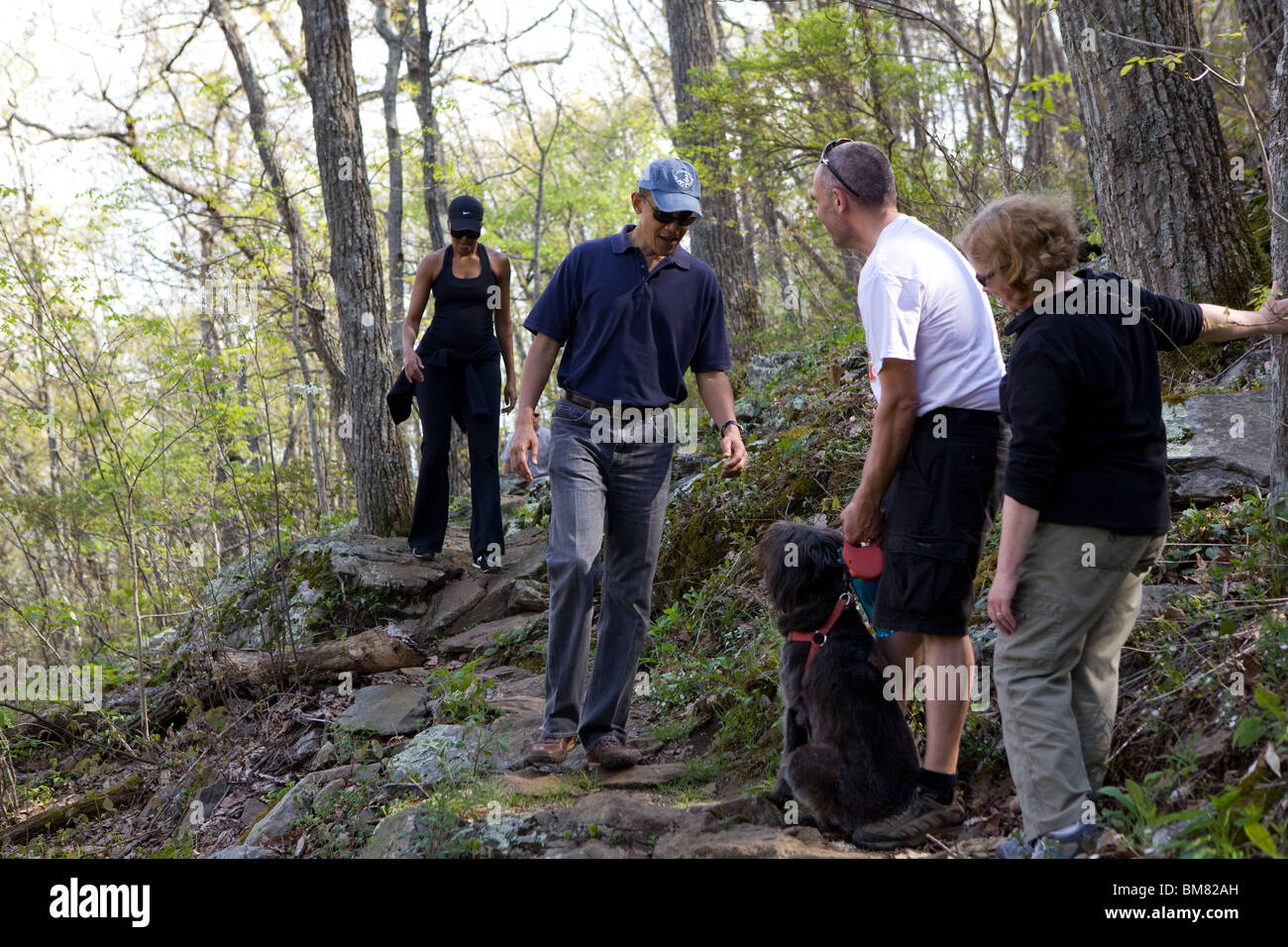 Barack Obama e la First Lady Michelle Obama hanno un incontro casuale con altri escursionisti mentre si cammina lungo un sentiero Foto Stock