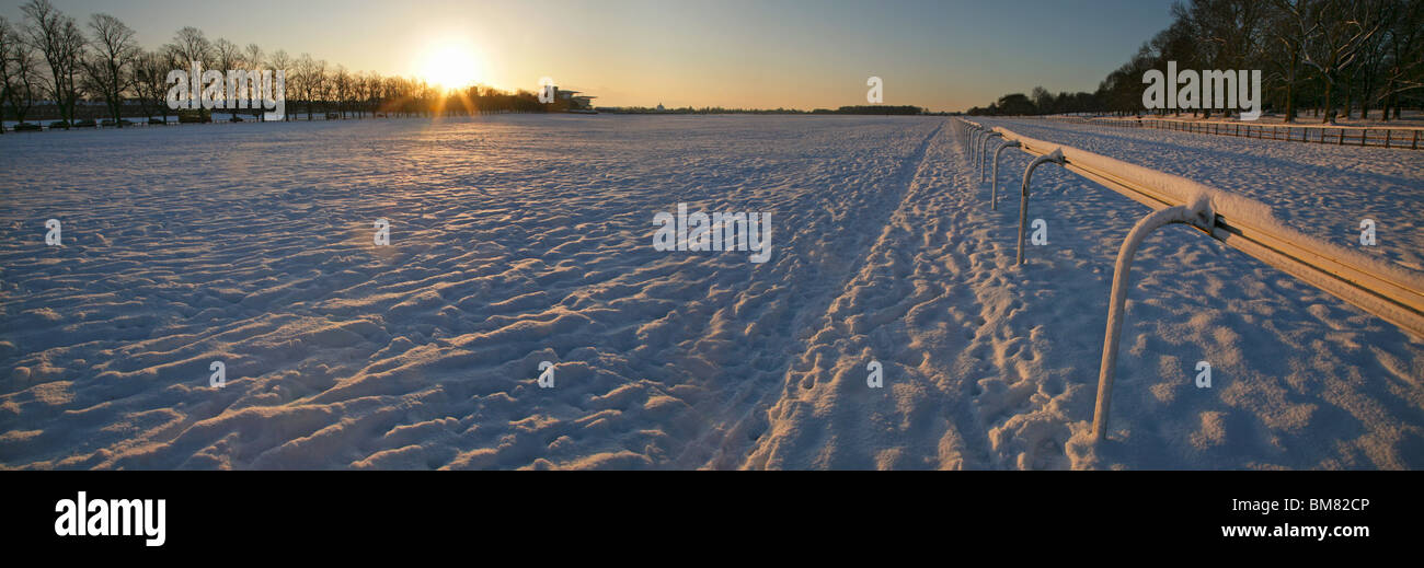 Neve a York ippodromo Knavesmire, nello Yorkshire, Regno Unito. Foto Stock