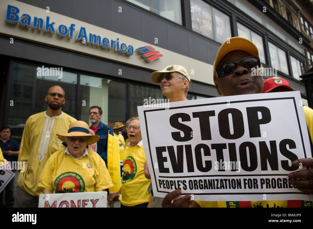 Membri del New Jersey gruppi comunitari di rally e marzo a Newark, New Jersey contro bank pignoramenti Foto Stock