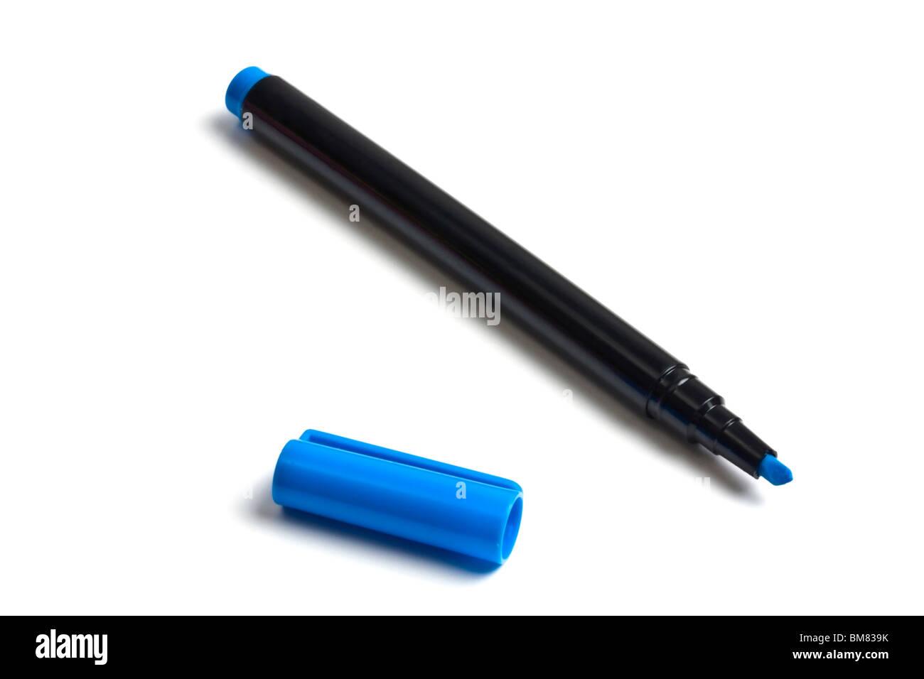 Evidenziatore blu isolato su sfondo bianco Foto Stock