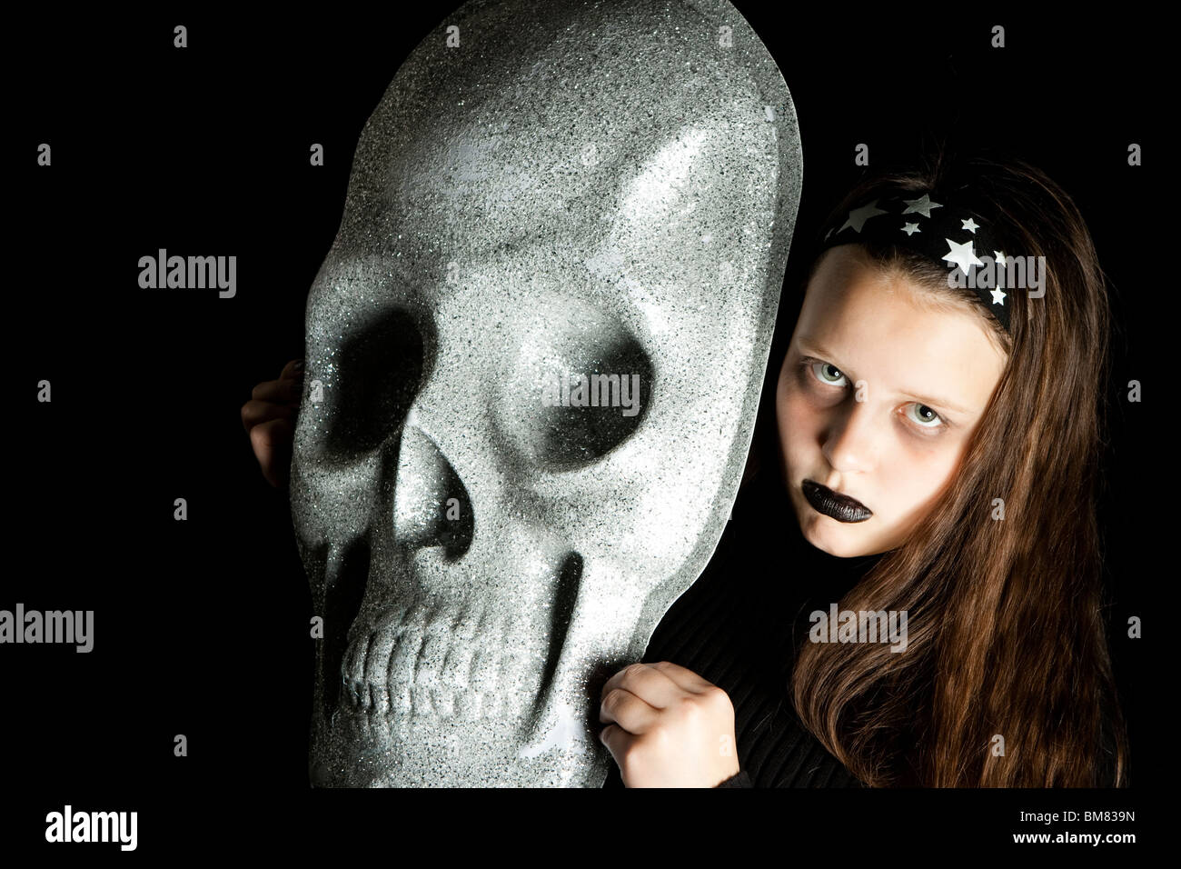 Halloween : ragazza con grande cranio Foto Stock