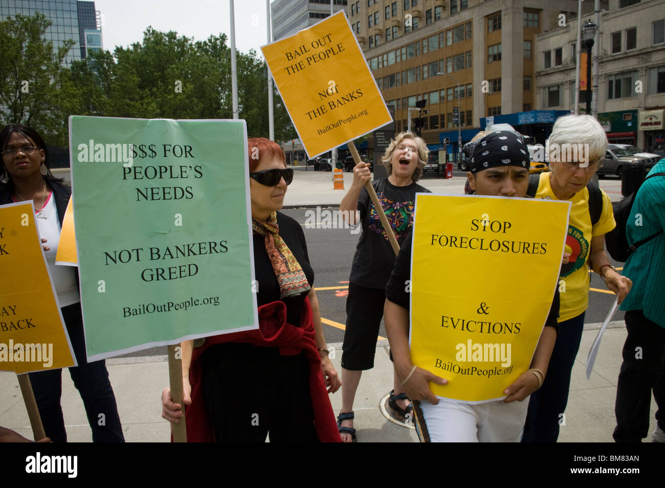 Membri del New Jersey gruppi comunitari di rally e marzo a Newark, New Jersey contro bank pignoramenti Foto Stock