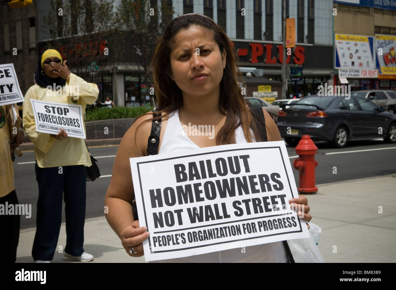Membri del New Jersey gruppi comunitari di rally e marzo a Newark, New Jersey contro bank pignoramenti Foto Stock