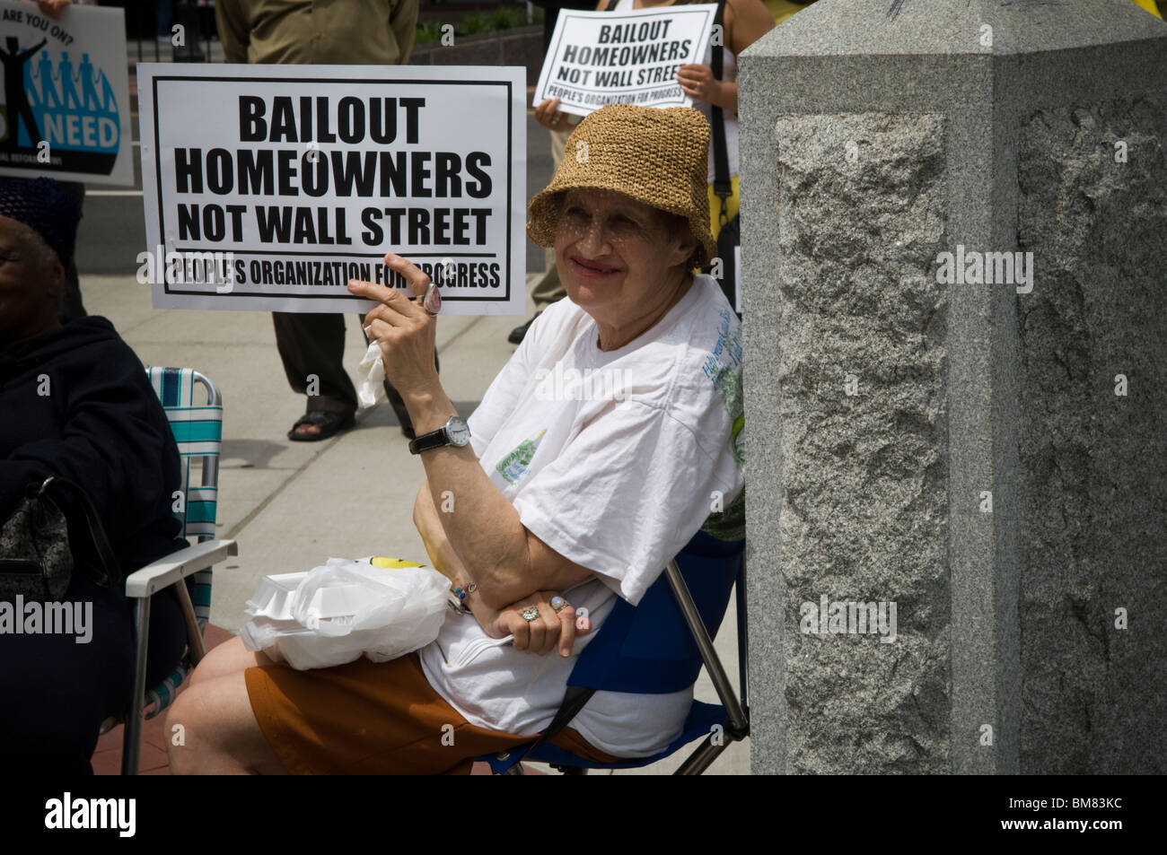 Membri del New Jersey gruppi comunitari di rally e marzo a Newark, New Jersey contro bank pignoramenti Foto Stock