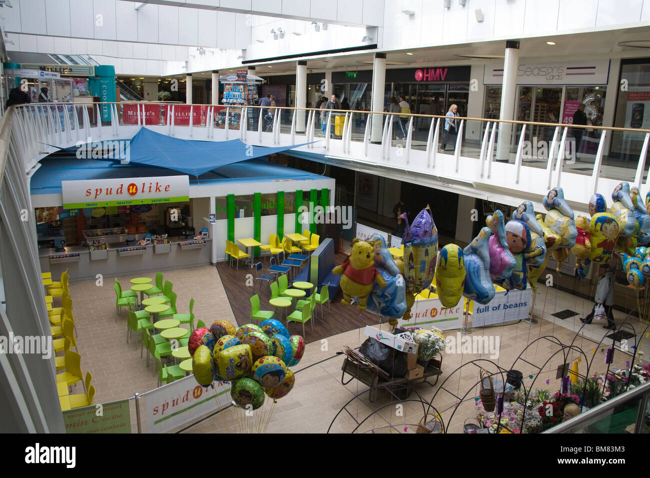 Wolverhampton West Midlands England Regno Unito guardando giù al piano terra della Mander Shopping Centre Foto Stock