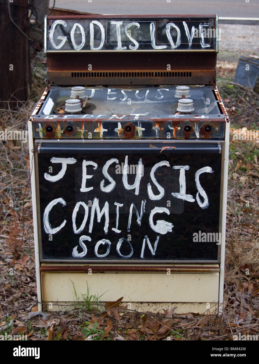 Il Cross Garden di Prattville, Alabama, di W.C. Rice, presenta avvertenze religiose dipinte su vecchie auto, insegne ed elettrodomestici scartati. Foto Stock