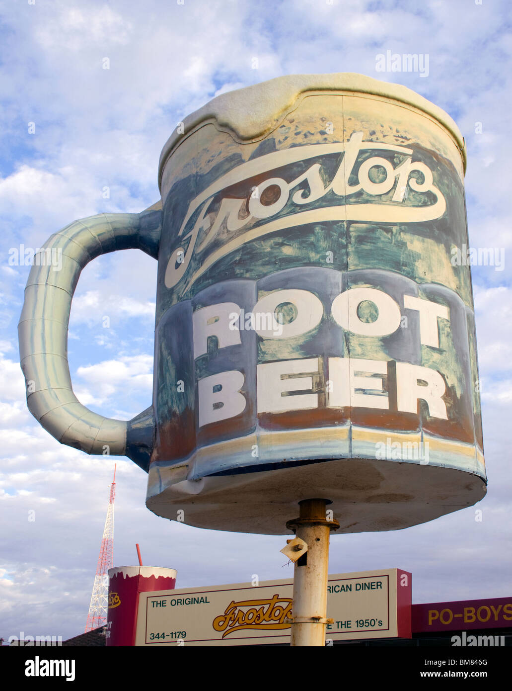 Il drive-in Frostop Root Beer a Baton Rouge, Louisiana, offre una gigantesca tazza di birra a base di radice rotante e il classico fascino retrò dei commensali. Foto Stock