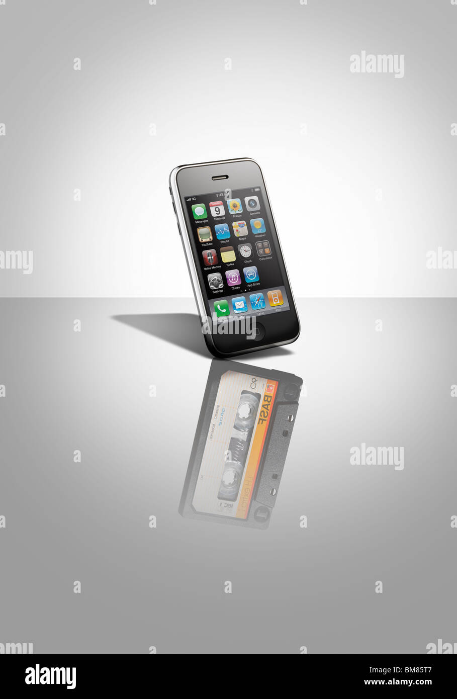 Un ipod touch che riflette una vecchia cassetta Foto Stock