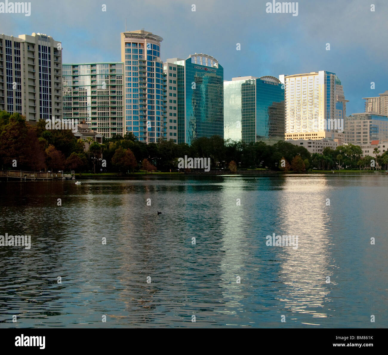 Alto edificio di appartamenti e condomini su Lake Eola Orlando, in Florida, Stati Uniti d'America Foto Stock