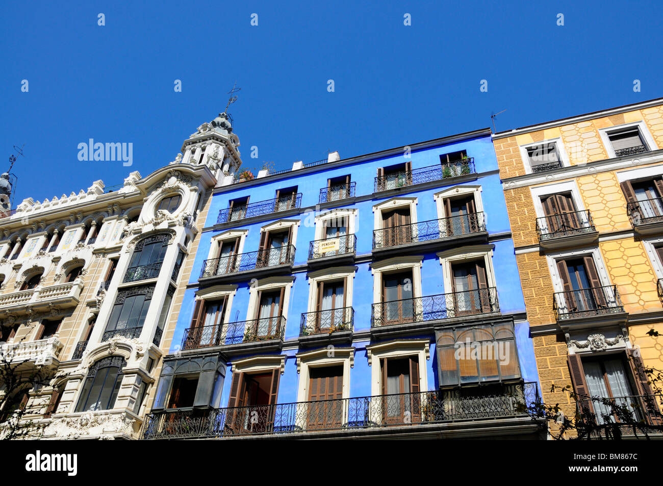 Madrid, Spagna. Casa colorate facciate su Calle Mayor Foto Stock