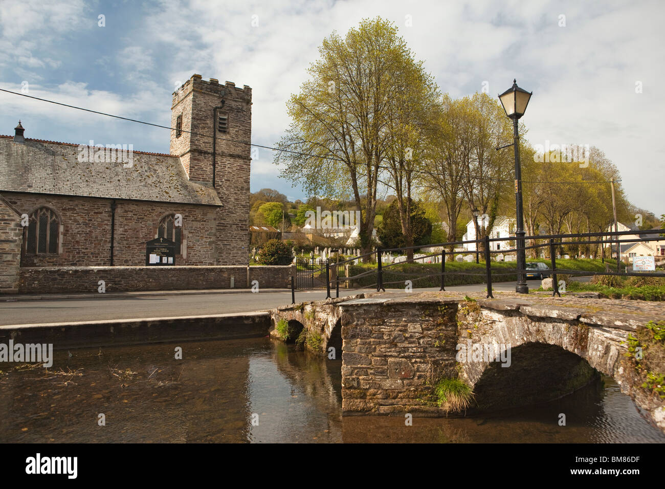 Regno Unito, Inghilterra, Cornwall, Launceston, Chiesa di San Tommaso e packhorse ponte sul fiume Kensey Foto Stock