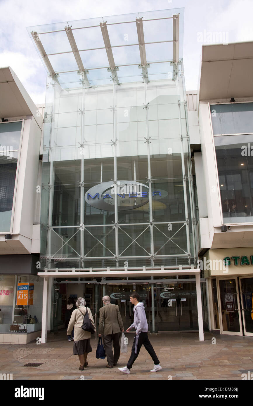 Wolverhampton West Midlands England Regno Unito l uomo e la donna in direzione di entrata per il vetro ricoperto Mander Shopping Centre Foto Stock