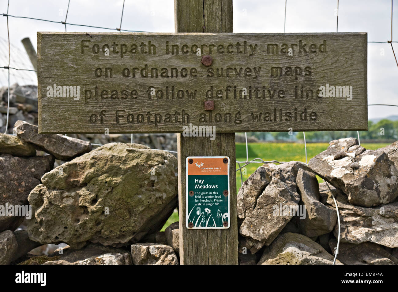 Un segno di attenzione di disegno ad un Ordnance Survey errore mappatura, vicino a Carperby, Wensleydale, Yorkshire Dales National Park. Foto Stock