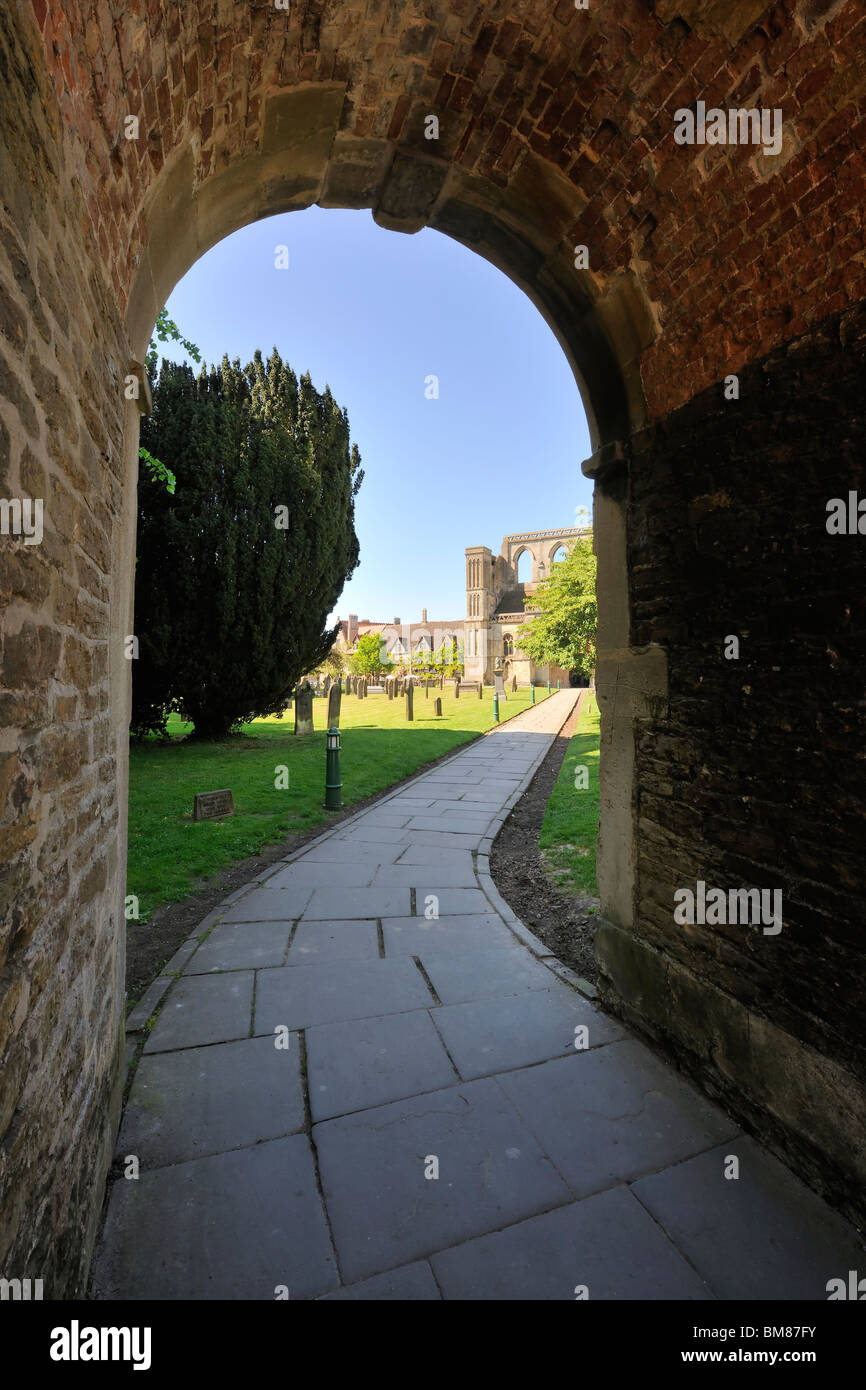 Il portone che conduce a Malmesbury Abbey, Wiltshire - Inghilterra Foto Stock