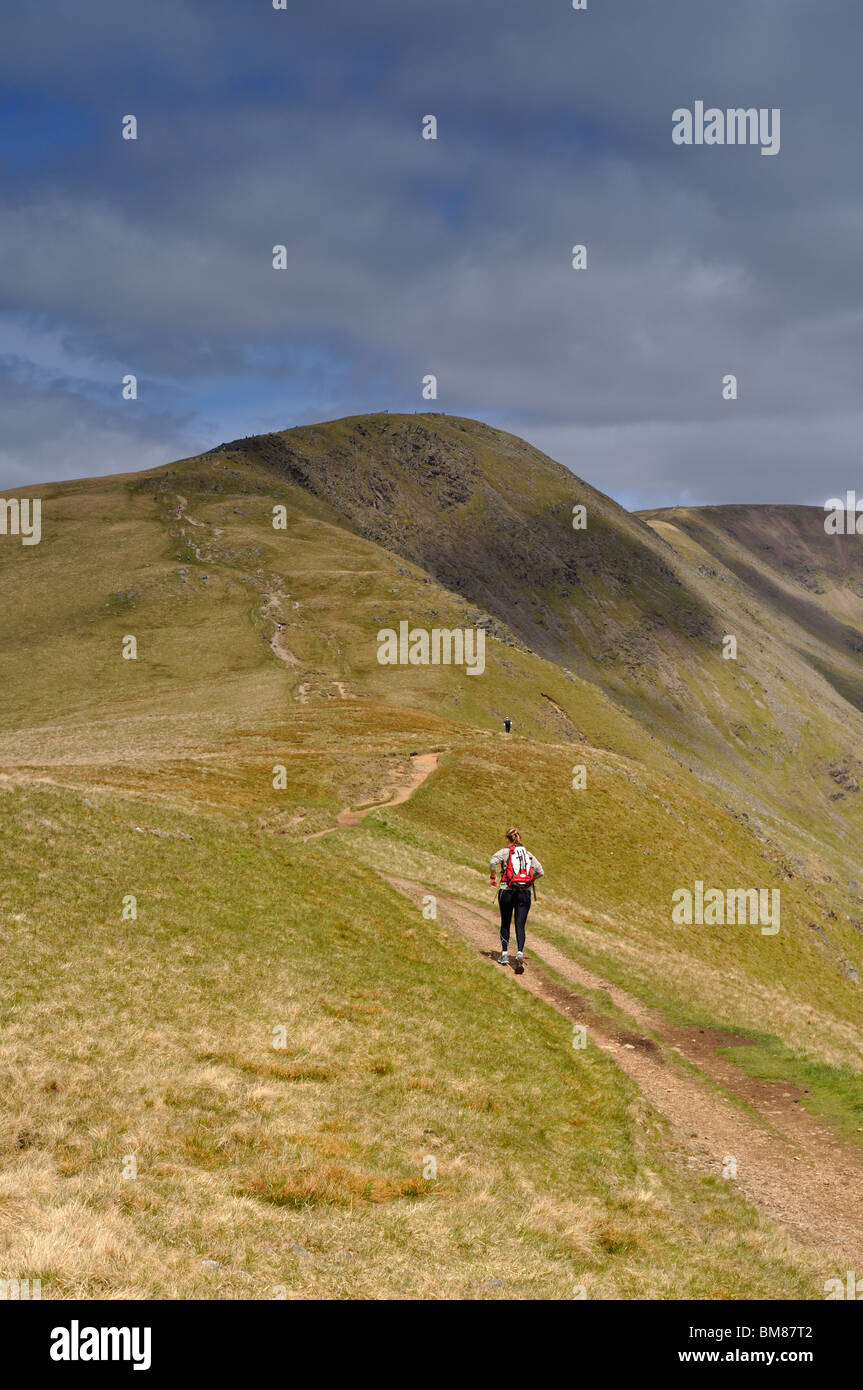 Fellrunner femmina sulla salita al grande Rigg sul ferro di cavallo Fairfield Foto Stock