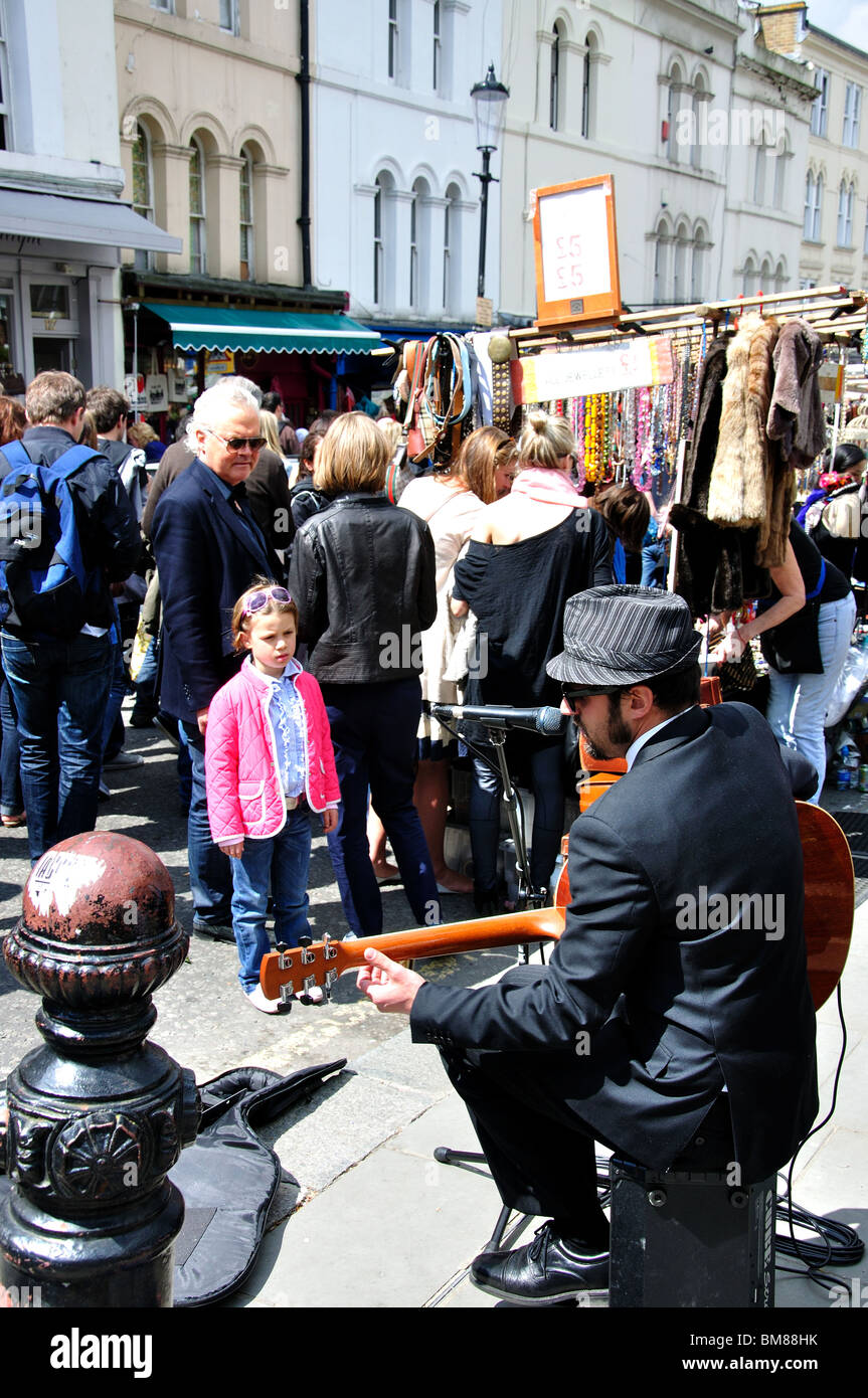 Animatore di strada, il Mercato di antiquariato di Portobello, Portobello Road a Notting Hill, Londra, Inghilterra, Regno Unito Foto Stock