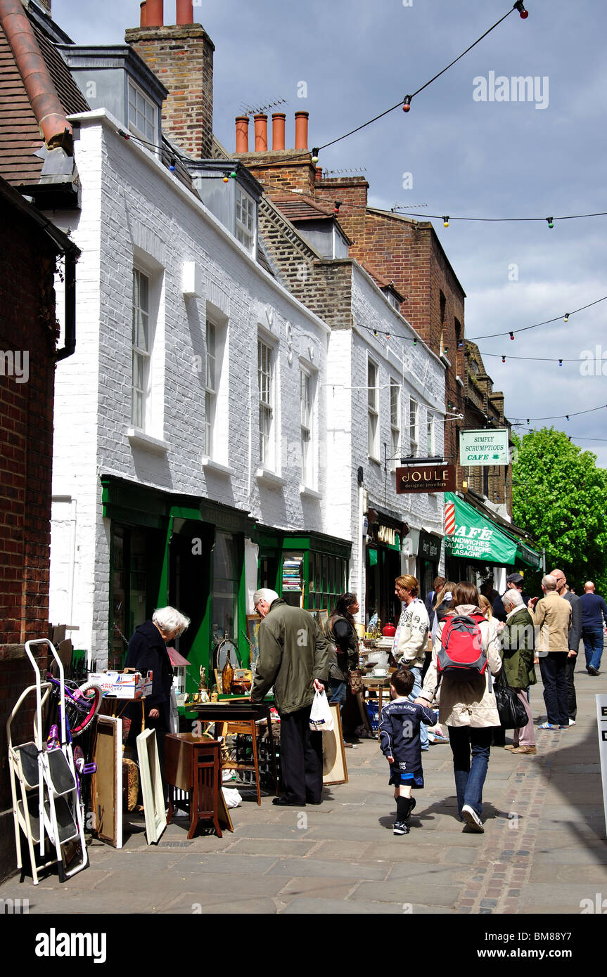 Negozi di antiquariato, pallone a piedi, Hampstead, London Borough of Camden, London, England, Regno Unito Foto Stock