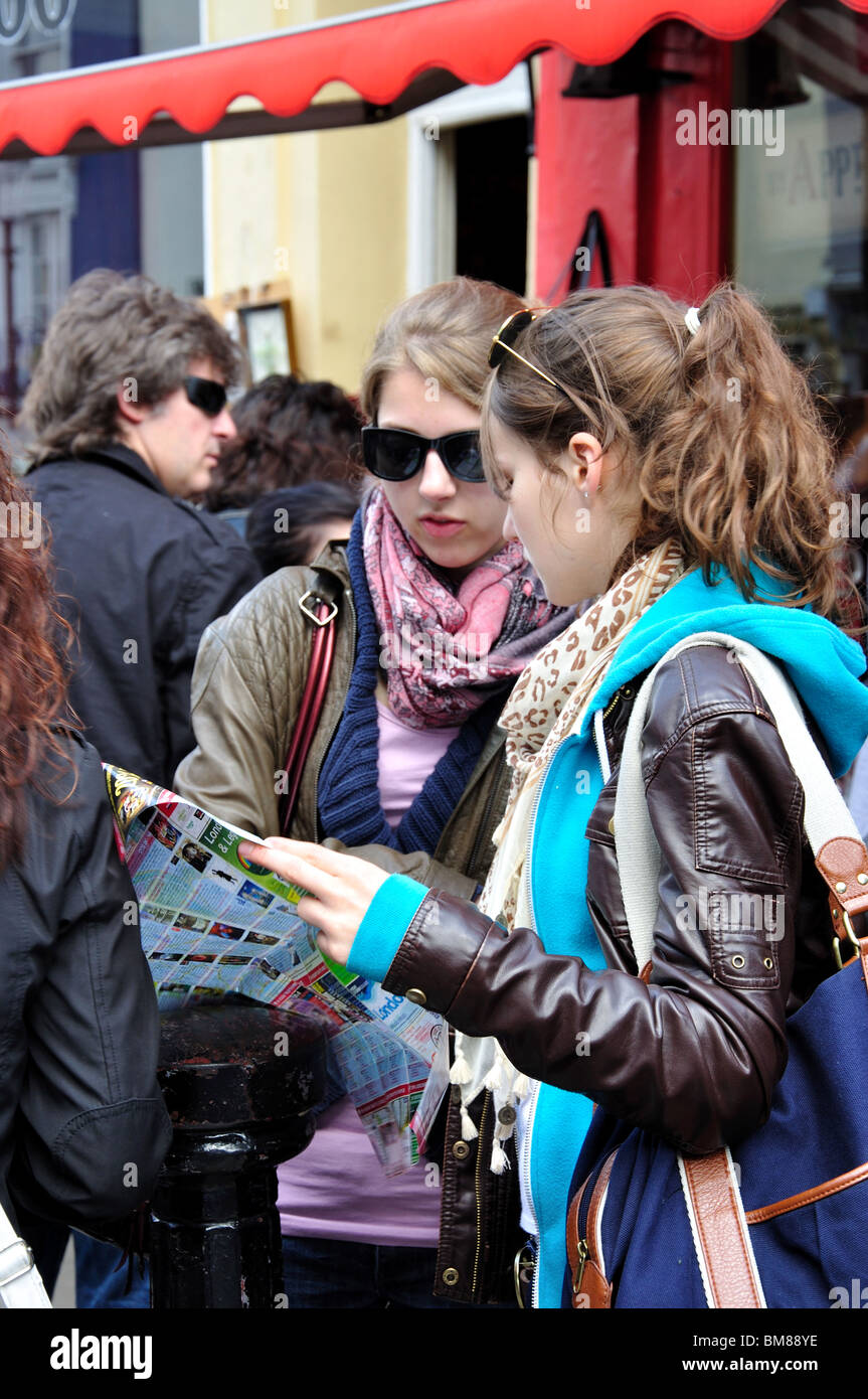 Ragazze con mappa, il Mercato di antiquariato di Portobello, Portobello Road a Notting Hill, Greater London, England, Regno Unito Foto Stock