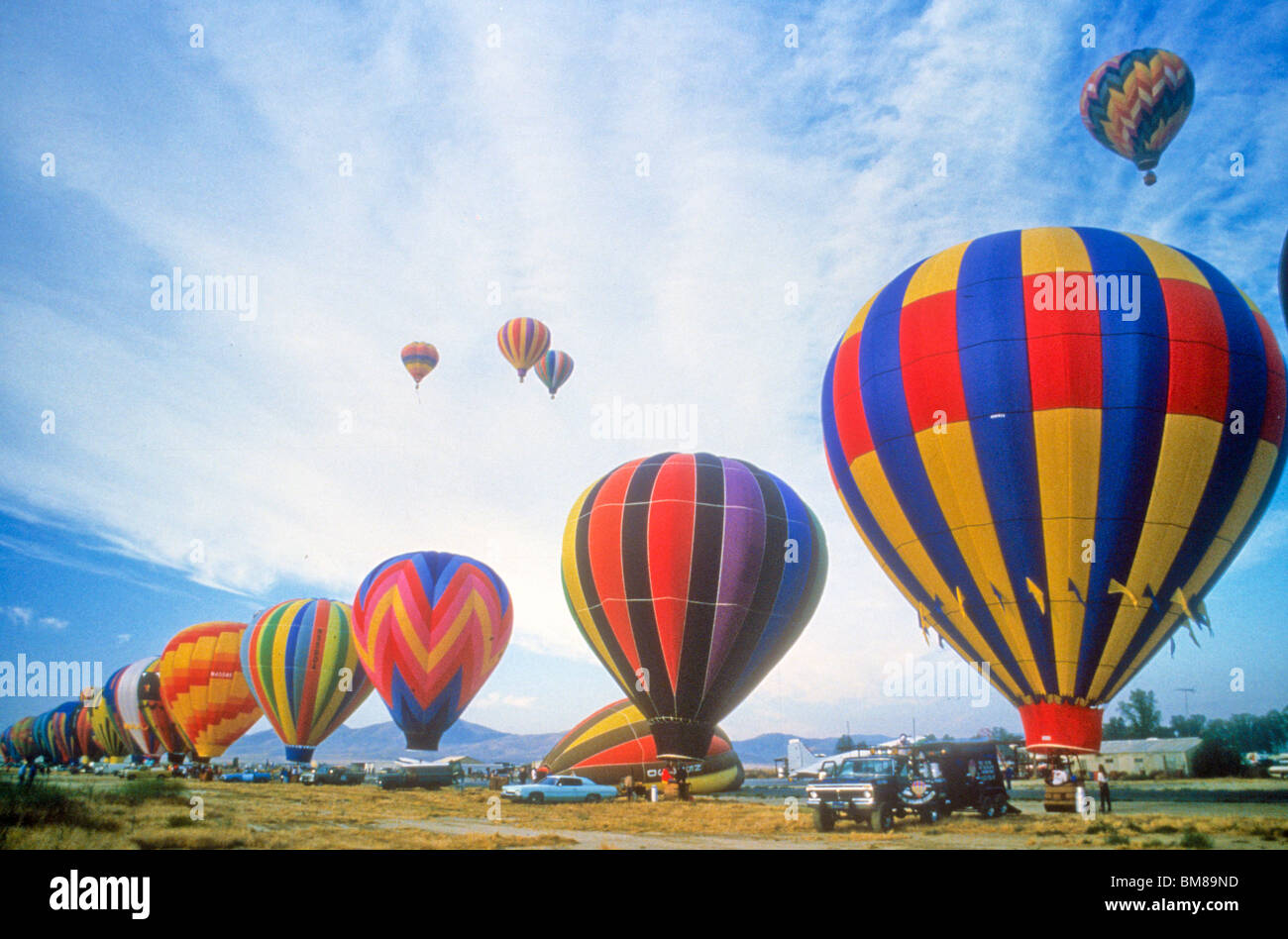 Il colore della mongolfiera volo fly high sky fisica di sollevamento soar avventura da brivido Foto Stock