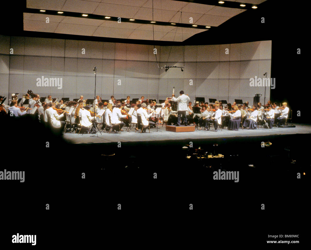 Pacific Symphony Orchestra sul palco durante un concerto di musica eseguire udienza pannello sonoro Orange County in California USA Foto Stock