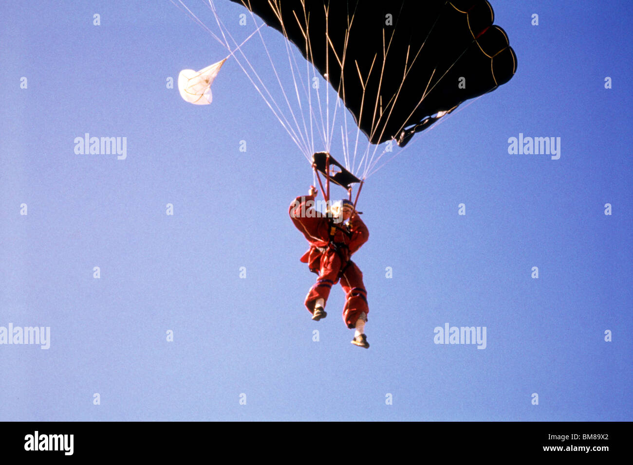 Paracadutista terra scendi sky piccole paracadute tirare uno grande fuori controllo sport sterzo eccitare brivido fun Foto Stock