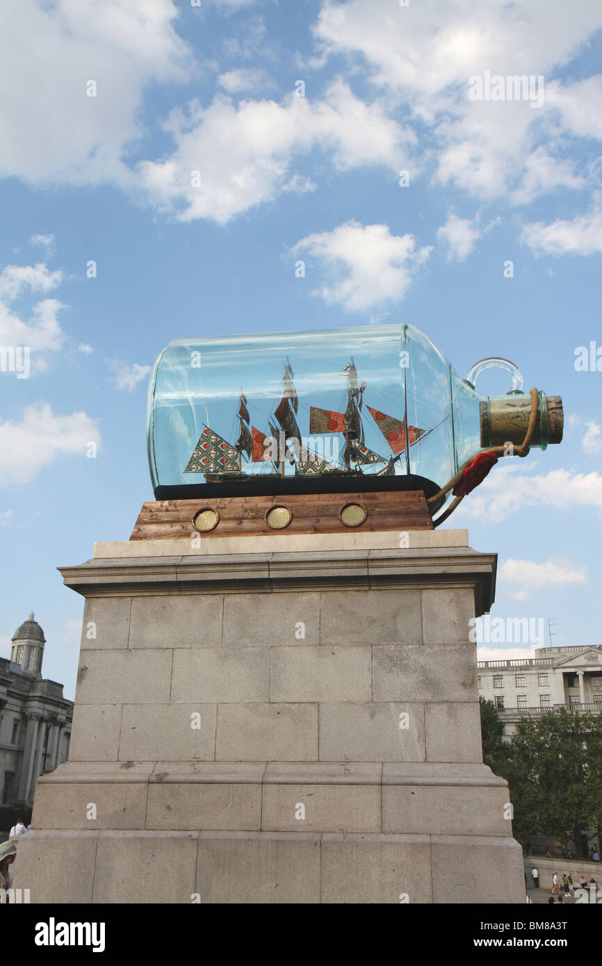 Chiusura del quarto zoccolo a Trafalgar Square che mostra il nuovo "Nelson della nave in una bottiglia' installazione Foto Stock