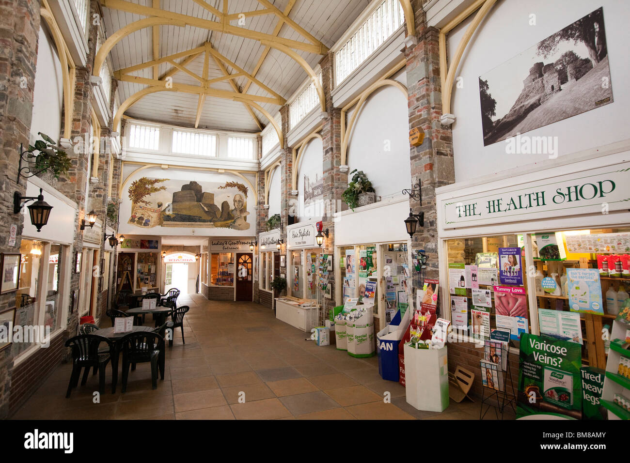 Regno Unito, Inghilterra, Cornwall, Launceston, Market Street, vecchia casa mercato shopping arcade, costruito nel 1840 Foto Stock