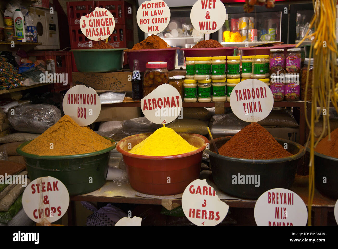 Victoria Street Market bancarella vendendo le spezie in Durban Foto Stock